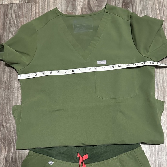 Women’s Figs Green Scrub Set XS – Stylish & Comfortable Medical Uniform. - Picture 2 of 9